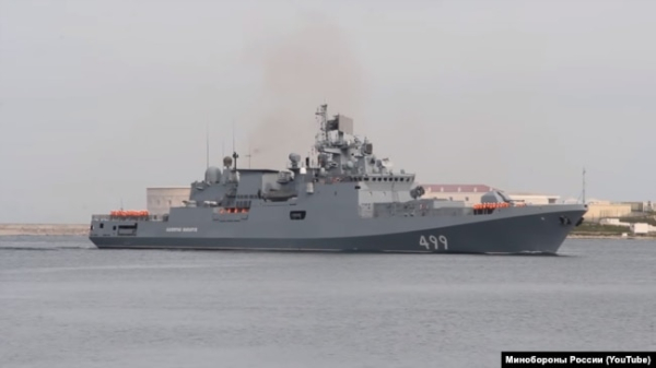 Корабель ЧФ РФ «Адмирал Макаров» на виході із Севастопольської бухти, квітень 2021 року