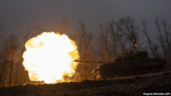 Український танк веде вогонь по російських позиціях на передовій поблизу Бахмута на Донеччині, 8 березня 2023 року