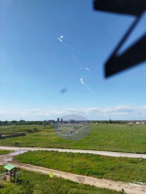 На севере Крыма зафиксированы взрывы в небе и на земле (фото)
