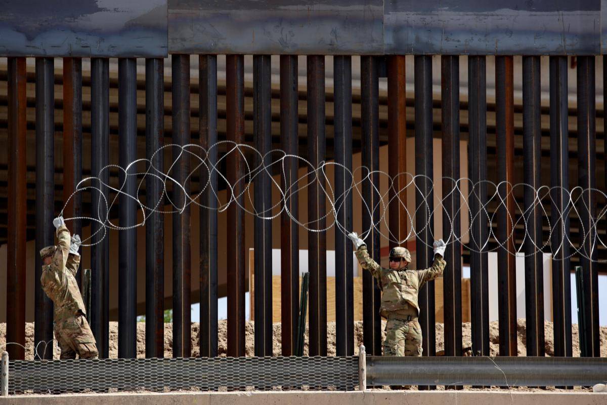 США захлинаються в потоці мігрантів з Мексики на тлі введення нових прикордонних правил