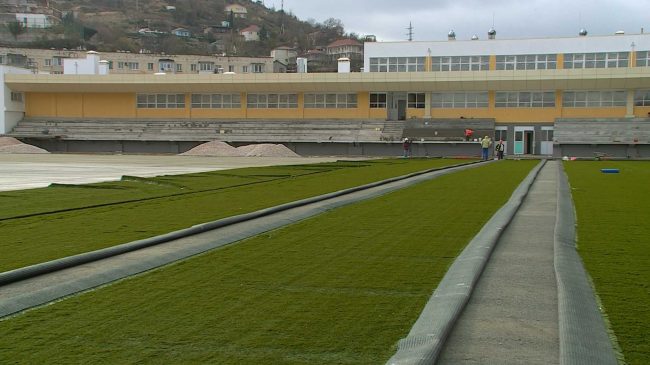 Искусственный газон укладывают на скандальном долгострое – стадионе «Горняк» (фото)
