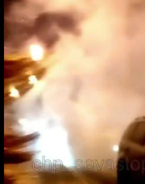 Иномарка протаранила две машины и загорелась на дороге в Севастополе (видео)