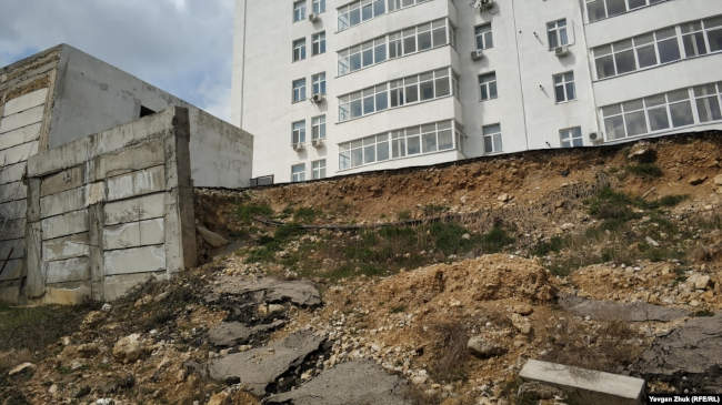 Отмечая двухлетний «юбилей»: почему в Севастополе так и не отремонтировали рухнувшую парковку