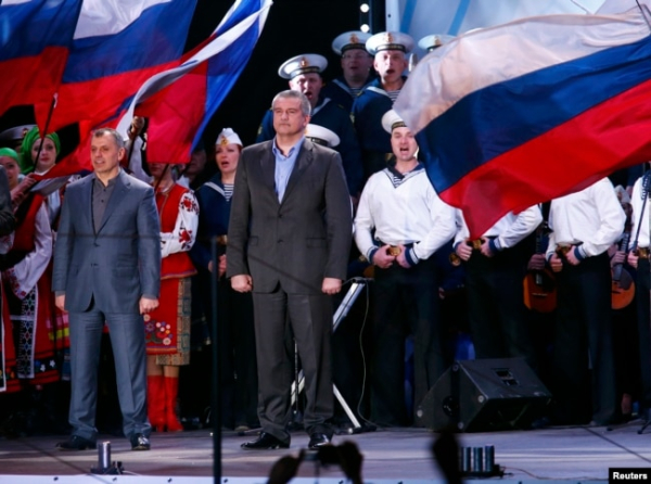 Володимир Константинов (ліворуч) та Сергій Аксьонов на сцені під час оголошення попередніх результатів так званого «референдуму про приєднання до Росії». Сімферополь, 16 березня 2014 року