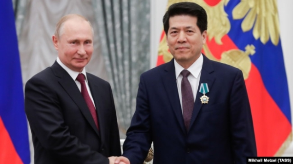 Президент Росії Володимир Путін (ліворуч) і тодішній посол Китаю у РФ Лі Хуей, нагороджений російським орденом Дружби. Москва, Кремль, 23 травня 2019 року
