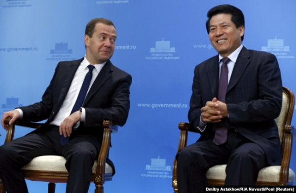 Тодішній прем’єр-міністр Росії Дмитро Медведєв і посол Китаю у РФ Лі Хуей. Москва, 29 червня 2015 року