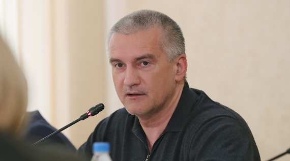 Аксенов признал нехватку сил для контроля над приезжающими в Крым