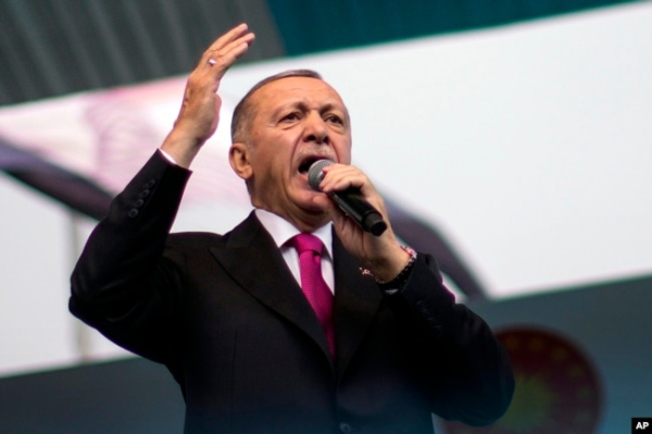 Президент Туреччини та кандидат у президенти від Народного альянсу Реджеп Тайїп Ердоган виступає з промовою під час передвиборчої кампанії у Стамбулі, 21 квітня 2023 року