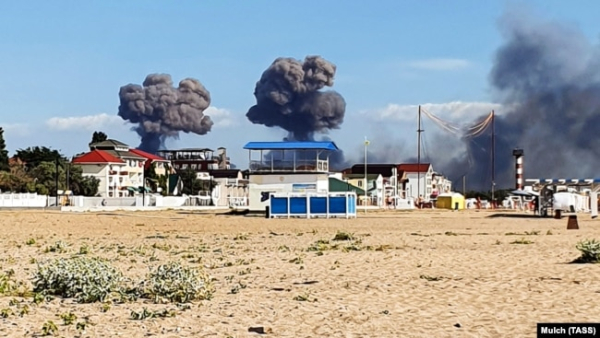 Дим від вибухів на військовому аеродромі в селищі Новофедорівка поблизу міста Саки в окупованому Криму, 9 серпня 2022 року