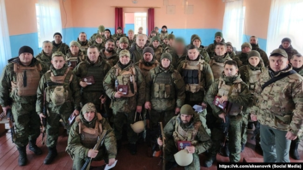Російський глава Криму Сергій Аксьонов (у центрі) з російськими військовими, 20 лютого 2023 року