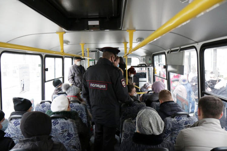 Власти Севастополя снова начали контролировать соблюдение масочного режима в транспорте