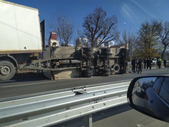 В крымской столице у грузовика перевернулся прицеп (фото, видео)