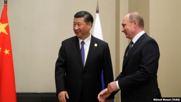 Президент Росії Володимир Путін та глава Китайської Народної Республіки Сі Цзіньпін (зліва направо), 2017 рік