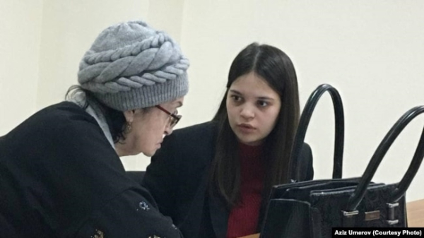 Леніє Умерова (праворуч) у Радянському суді Владикавказа, Росія, 11 квітня 2023 року