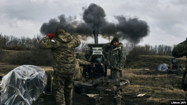 Українські військові ведуть вогонь із гаубиці по російських позиціях поблизу Бахмута на Донеччині, 7 березня 2023 року