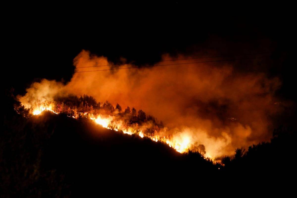 У Канаді вирують лісові пожежі, евакуюють десятки тисяч людей