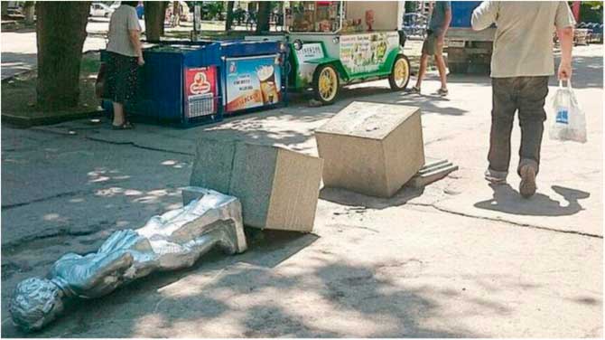 В Севастополе повалили памятник маленькому Ленину
