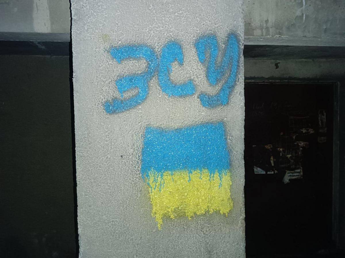 Партизани "забомбили" Донецьк та Луганськ українською символікою (фото)