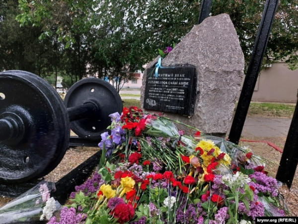 Квіти біля пам'ятника жертвам депортації кримськотатарського народу з Криму 1944 року на привокзальній площі у Керчі, 18 травня 2022 року