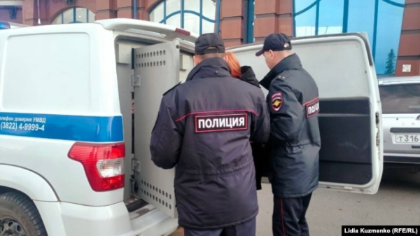 Співробітники російської поліції проводять затримання, ілюстраційне фото
