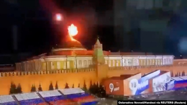 Об'єкт у повітрі наближається до купола Сенату Кремля. Початок доби 3 квітня 2023 року. Кадр із відео, отриманого агенцією Reuters