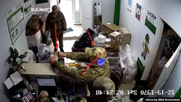 Російські військові відправляють посилки додому (Мозир, Білорусь)