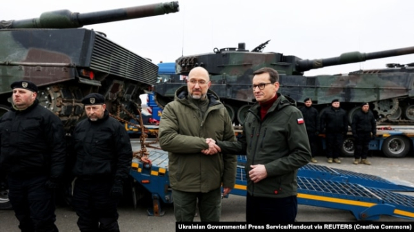 Голови урядів України та Польщі Денис Шмигаль та Матеуш Моравецький поруч з першими доставленими в Україну танками Leopard 2