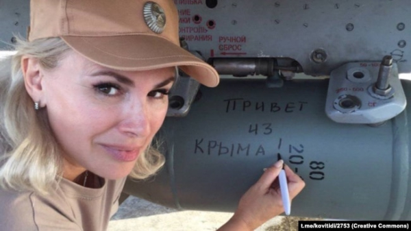 Російська сенаторка з Криму Ольга Ковітіді підписала російську ракету, якою Росія вбиває цивільне населення України, 26 січня 2023 року