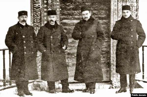 У період Першого Курултаю, зліва направо: Сеїтджеліль Хаттатов, Асан Сабрі Айвазов, Номан Челебіджихан, Джафер Сейдамет. Бахчисарай, 1917 рік