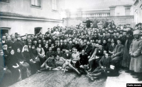 Делегати Першого Курултаю кримськотатарського народу. Бахчисарай, листопад 1917 року