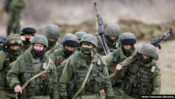 Російські військові без розпізнавальних знаків (так звані «зелені чоловічки») у селі Перевальне, 5 березня 2014 року