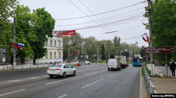Прикрашений до 9 травня проспект Перемоги перед площею Куйбишева. Сімферополь, 8 травня 2023 року