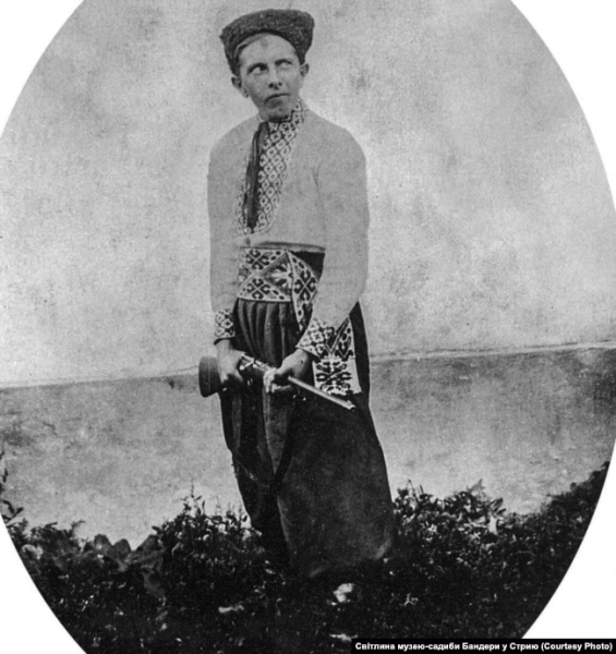 Юний Степан Бандера, а згодом провідник ОУН, в українському народному строї. Фото 1920-х років