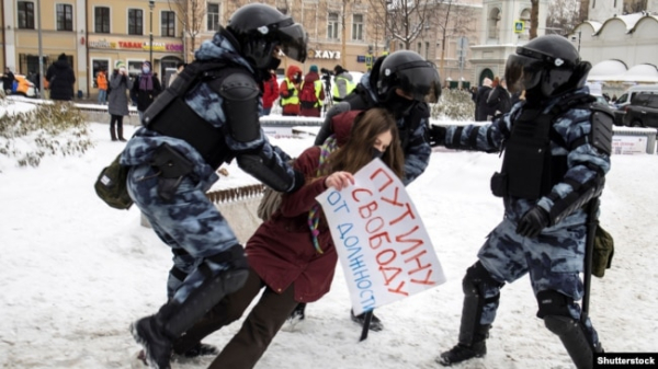 Під час затримання учасниці акції на підтримку лідера російської опозиції Олексія Навального. Москва, 31 січня 2021 року