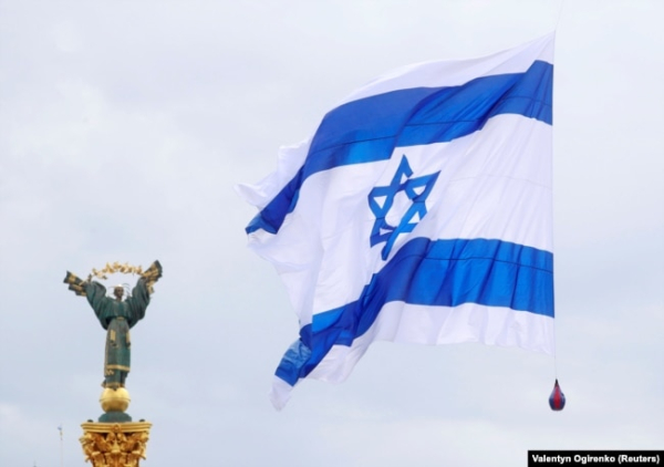 Ізраїльський прапор, прикріплений до безпілотника (не видно), майорить поруч із Монументом Незалежності під час акції, організованої проізраїльськими активістами у Києві, 14 травня 2021 року