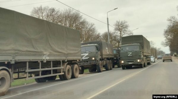 Російська військова техніка зі знаком «Z» на виїзді з Криму, березень 2022 року