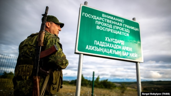 Військовослужбовець на «державному кордоні» між Росією та Південною Осетією, серпень 2018 року