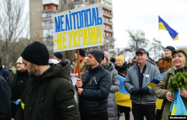 Акція протесту проти вторгнення Росії в Україну в захопленому російськими військовими місті Мелітополі, 7 березня 2022 року