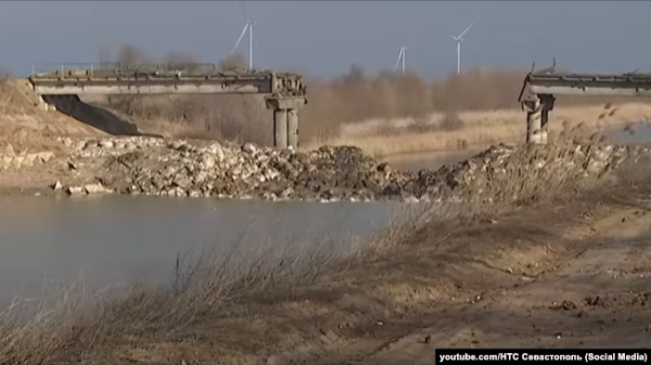 Підірвана російськими військовими рукотворна дамба на Північно-Кримському каналі, скріншот відео від 26 лютого 2022 року