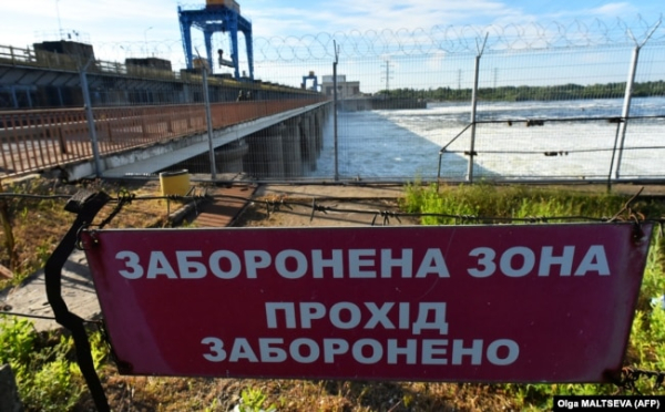 Каховська ГЕС і автомобільний міст біля неї. Поблизу Нової Каховки, Херсонська область, 20 травня 2022 року