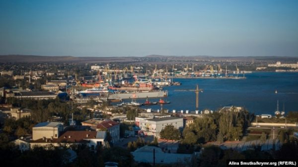 Керченський морський торговельний порт, вид з вершини гори Мітридат, архівне фото