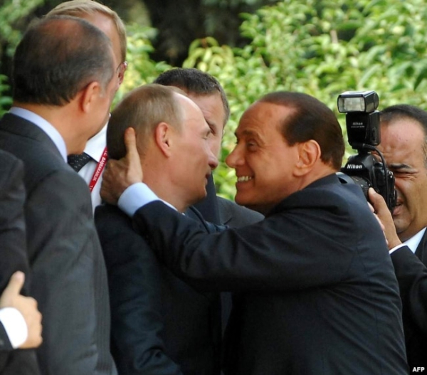 Берлусконі обнімає Путіна. Туреччина, 6 серпня 2009 року