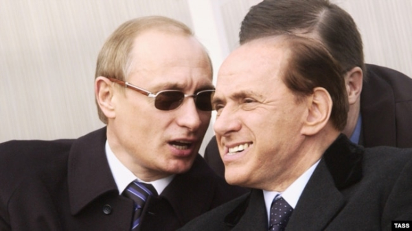 Президент Росії Володимир Путін і прем'єр Італії Сільвіо Берлусконі на воєнному летовищі у Липецьку. Росія, 21 квітня 2004 року 