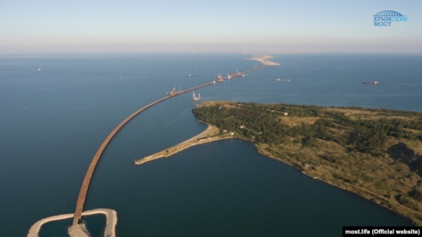 Острів Тузла на тлі Кримського мосту. Ілюстративне фото