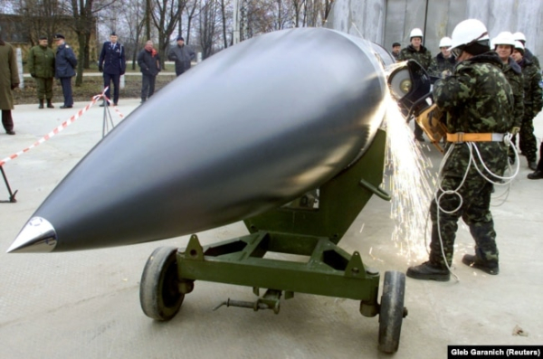 Ракета класу «повітря-земля» Х-22 під час її розрізання в рамках роззброєння, архівне фото