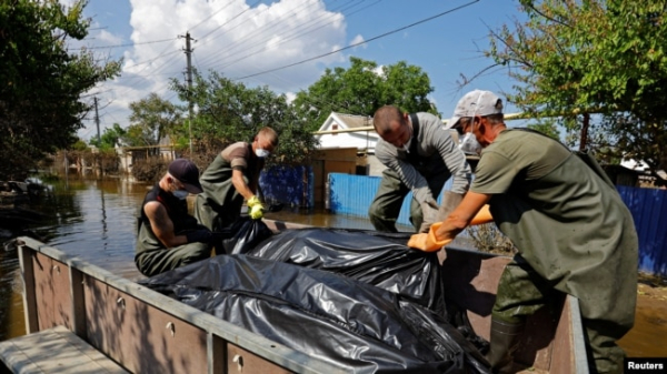 Коли вода почала спадати, комунальники й волонтери вирушили забирати тіла – Reuters 