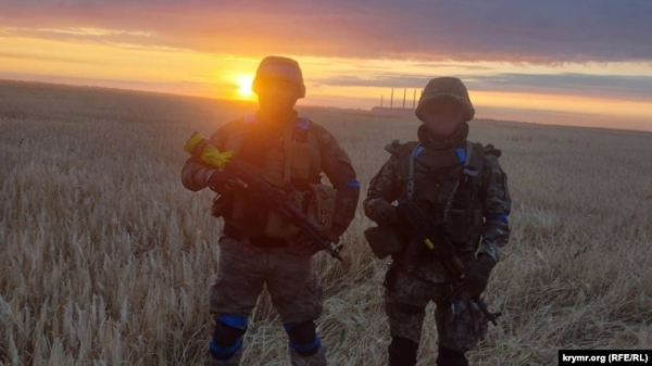 Андрій Лоза (ліворуч) із побратимом напередодеі штурму Високопілля