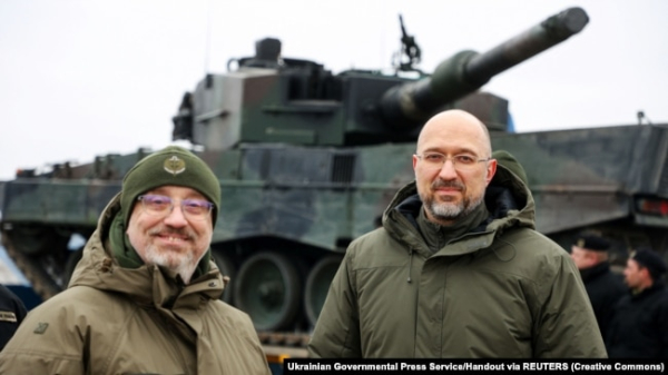 Прем’єр-міністр України Денис Шмигаль (праворуч) і міністр оборони Олексій Резніков біля перших танків Leopard 2, доставлених із Польщі, 24 лютого 2023 року