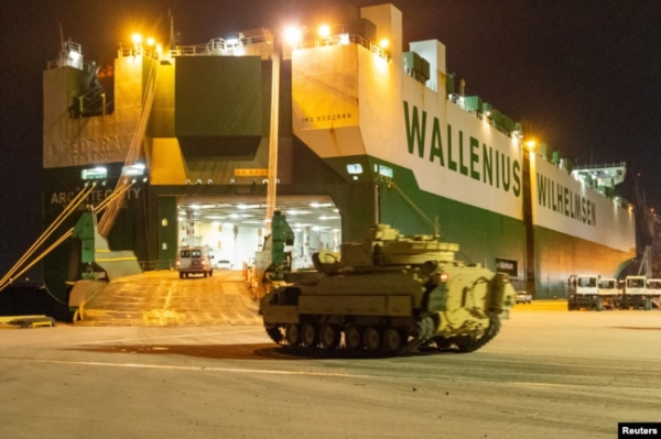 Бойова машина Bradley, що прямує в Україну, завантажується на авіаносець ARC Integrity у доку Transportation Core Dock в Північному Чарльстоні, Південна Кароліна, США, 25 січня 2023 року