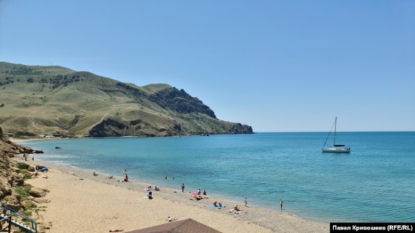 Малолюдний пляж «Меганом» у бухті Капсель біля Судака, Крим, 8 червня 2023 року